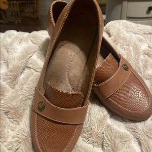 Yuu like new 2 inch loafer, size 9.5